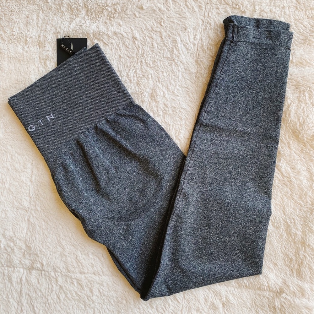 Black Speckled Contour Seamless Leggings by NVGTN